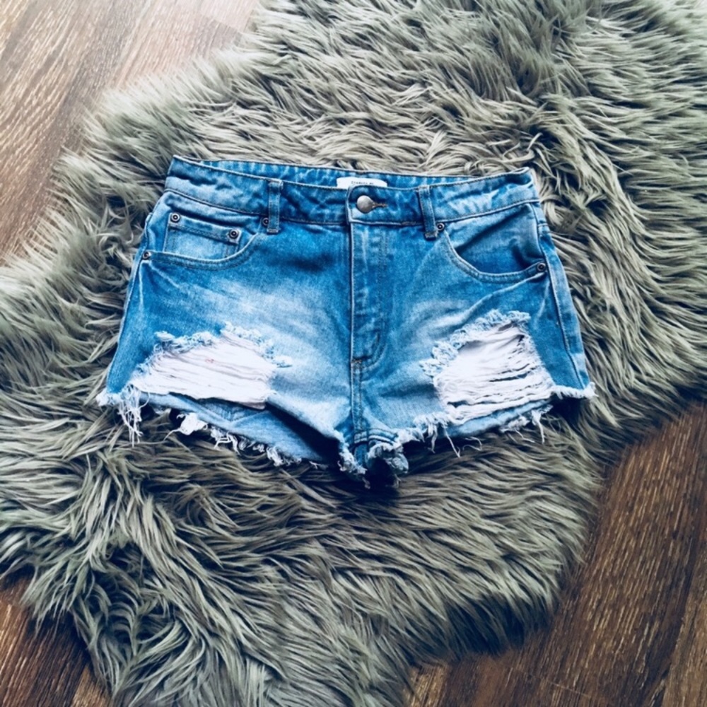 🌙LIGHT WASH DENIM MID RISE CUTOFFS